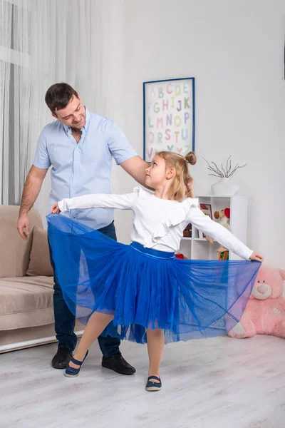 Студійний знімок дочки і тата танцює вдома — стокове фото