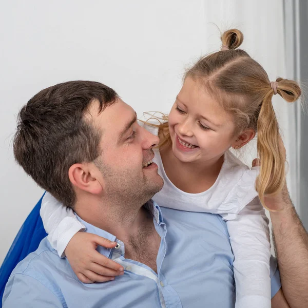 Estudio de una niña pequeña abrazando a su padre con un exp feliz — Foto de Stock