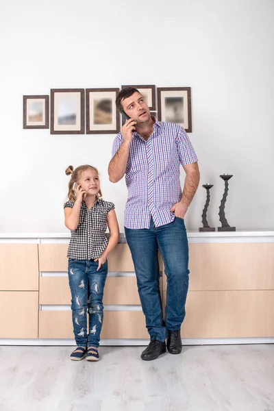 Студійний знімок дочки і стоячи вдома і розмовляючи на т — стокове фото