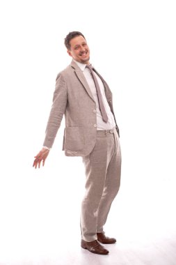 Genç gülümseyen pozitif adam giyim Stüdyo tam uzunlukta portre