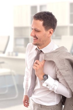 Beyaz giyen genç gülümseyen erkek işadamının stüdyo fotoğrafı