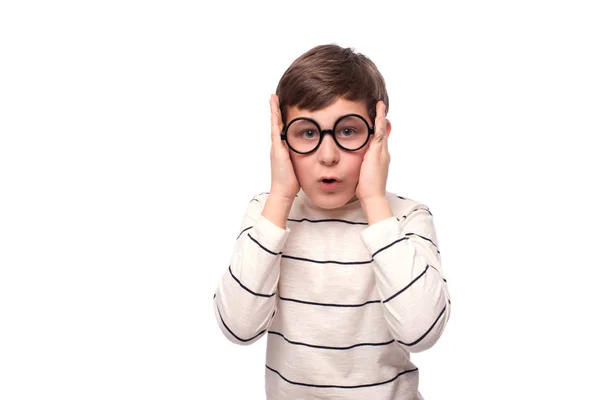 Studio shot van een grappige jongen in ronde glazen, isoleren met kopie — Stockfoto