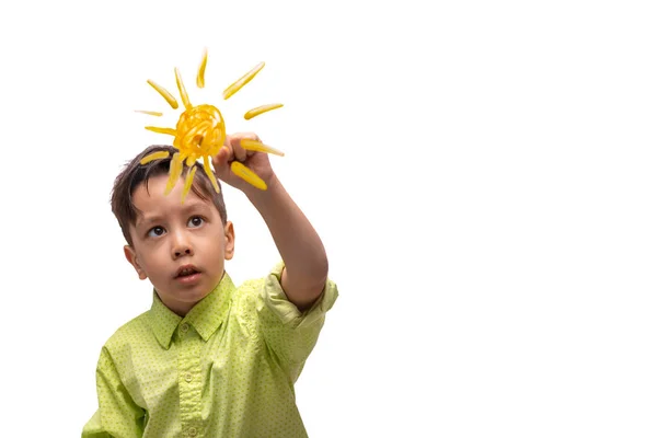 Studio Shoy van de kleine serieuze jongen dragen groene shirt verf — Stockfoto