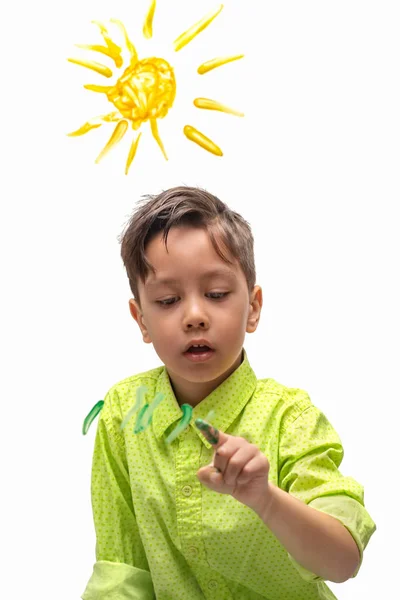 Kleine jongen dragen groen shirt enthousiast schildert zon en — Stockfoto