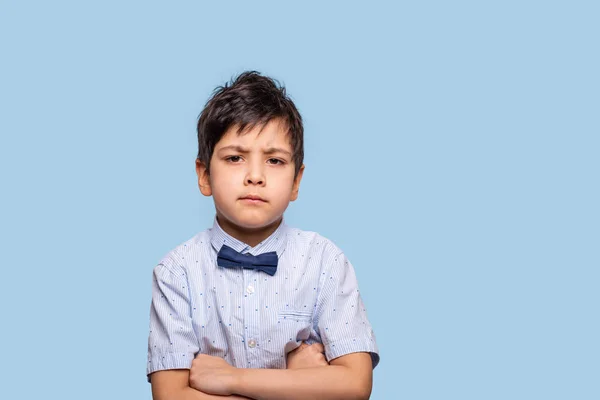 Retrato de cintura de un chico serio con camisa azul con dow ti —  Fotos de Stock