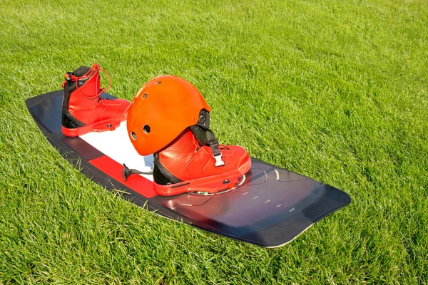 Sprzęt sportowy dla wakesurfa-leżącego na zielonej trawie — Zdjęcie stockowe
