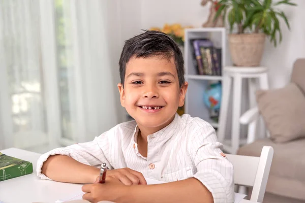 Retrato de cintura hacia arriba de un colegial sonriente . —  Fotos de Stock