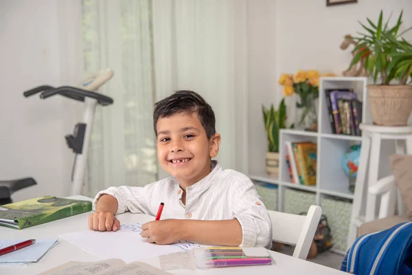 Midja upp porträtt av en leende skolpojke. — Stockfoto