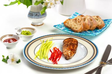  Baharat ve sebze ile Pişmiş biftek, şeritler halinde kesilmiş, o yatıyor