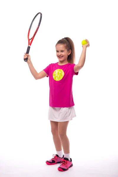 Malá usměvavá holka má tenisový randál a míček v ruce — Stock fotografie