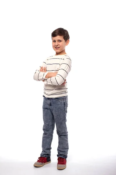Повнометражний портрет усміхненого хлопчика-підлітка з схрещеними руками — стокове фото