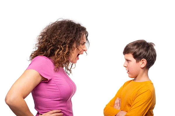 Mãe repreende o filho de uma adolescente, ela emocionalmente grita com ele — Fotografia de Stock