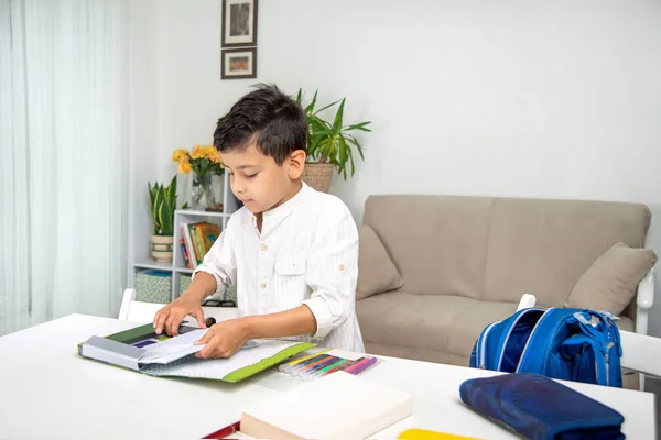 Taille omhoog portret van een school jongen. Hij verzamelt een aktetas in sch — Stockfoto