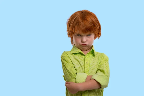 Talia się emocjonalny portret rudowłosy chłopiec ubrany Zielona koszula o — Zdjęcie stockowe
