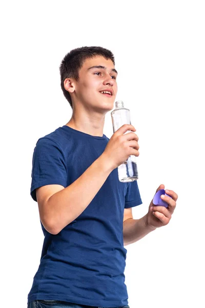 Половина портрета мальчика-подростка пьет воду — стоковое фото