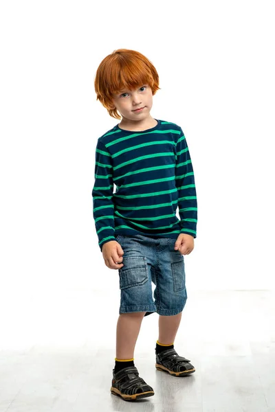 白に対する笑顔の赤毛の少年の完全な長さの肖像画 — ストック写真