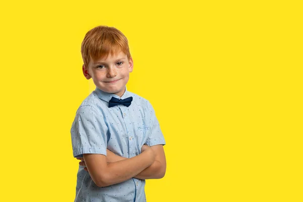 Студийный снимок улыбающегося рыжего мальчика в голубой футболке с — стоковое фото