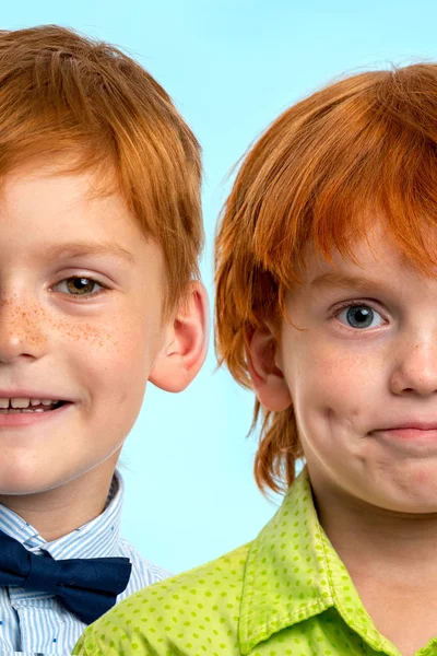 Крупним планом портрет двох половинок позитивного усміхненого рудого хлопчика — стокове фото