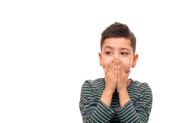 Een jongen schaamt zich over iets en met zijn palmen verborg zijn — Stockfoto