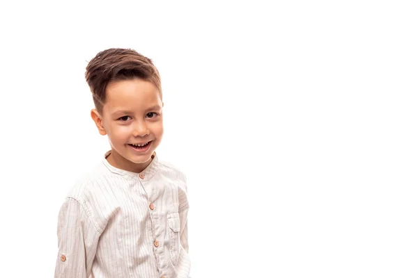 Талия портрет маленького улыбающегося мальчика, изолированного — стоковое фото
