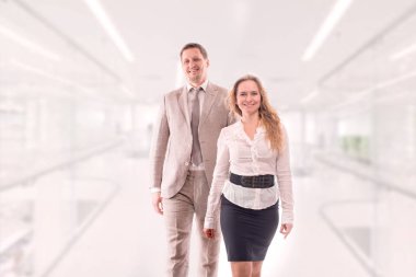 İki genç bir adam ve bir kadın güvenle bilerek birlikte yürümek