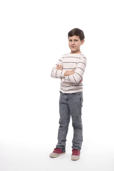 Portret van een lachende tiener jongen met Arms Crosse over de hele lengte — Stockfoto