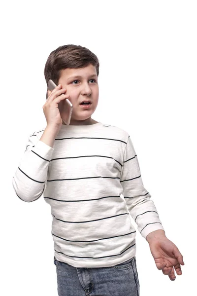 Студійний знімок маленького усміхненого хлопчика, що розмовляє по телефону — стокове фото