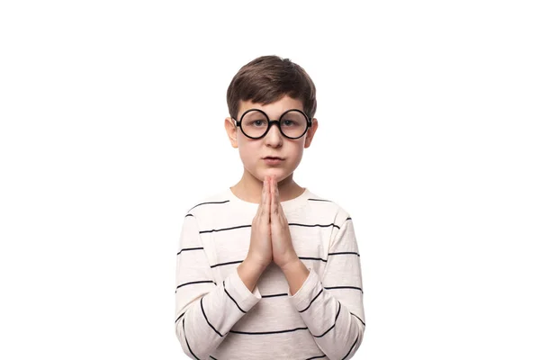 Studio shot van een serieuze jongen met ronde bril dragen van whit — Stockfoto