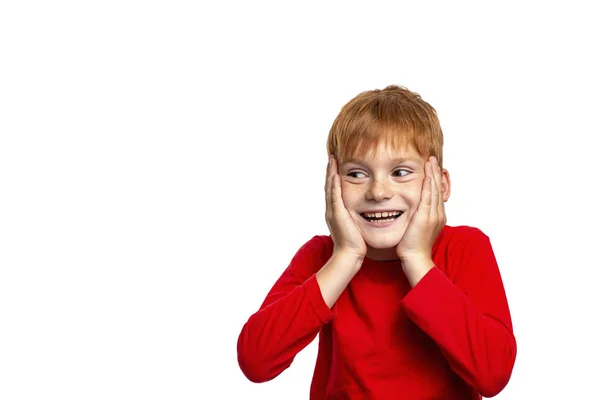 Aantrekkelijke roodharige jongen reageert emotioneel op het evenement. — Stockfoto