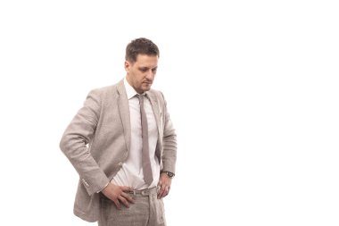 Bej takım elbise giyen genç başarılı işadamının stüdyo fotoğrafı