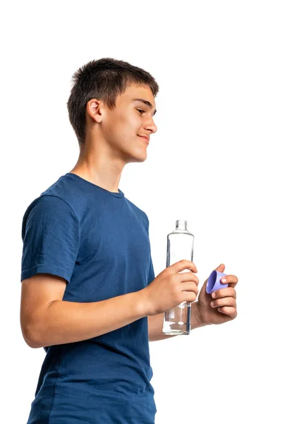 Poloviční portrét mladého chlapce puberťáku pitné vody f — Stock fotografie