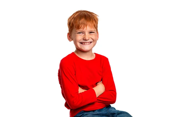 Imagen de estudio del atractivo niño pelirrojo sonriente aislado — Foto de Stock