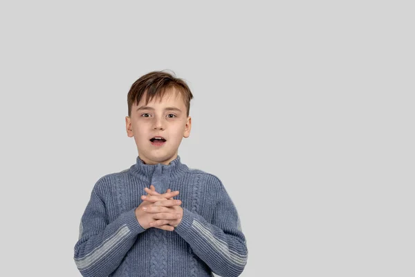 Retrato Cerca Niño Sonriente Con Suéter Gris Con Los Dedos —  Fotos de Stock