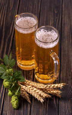 Şeffaf bira ve buğday ve ho sapları ile iki cam kupalar