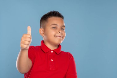 Stüdyo da sana onaylayan bir jest, iso civing genç bir çocuk çekim