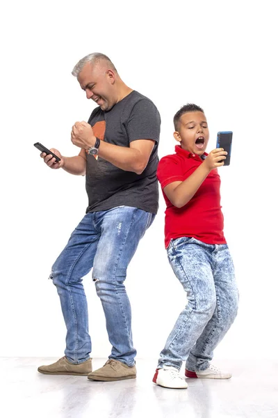 父亲和儿子站在电话和情感播放 — 图库照片