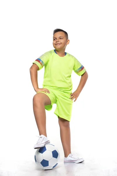Portrait studio d'un garçon de race mixte souriant positif en vert fo — Photo
