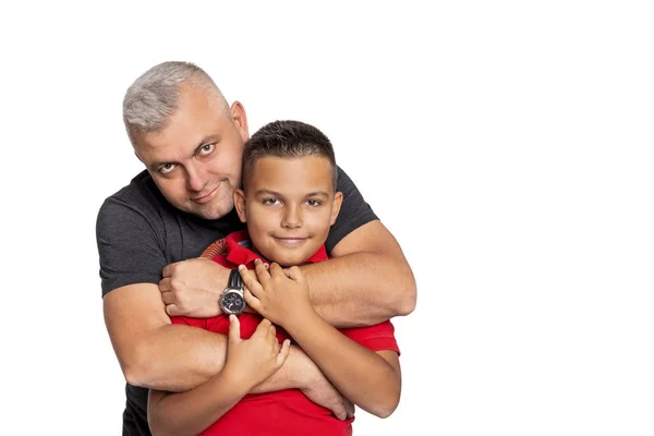 Baba oğul sarılma stüdyo portresi, izole. Kavramı