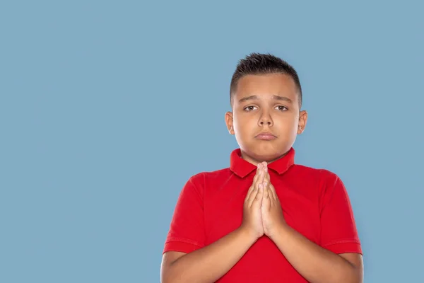 Gros plan portrait émotionnel d'un garçon joignant les mains dans son fac — Photo