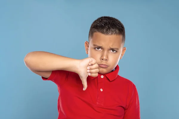 Φωτογραφία ενός νεαρού αγοριού που δείχνει μια χειρονομία. — Φωτογραφία Αρχείου