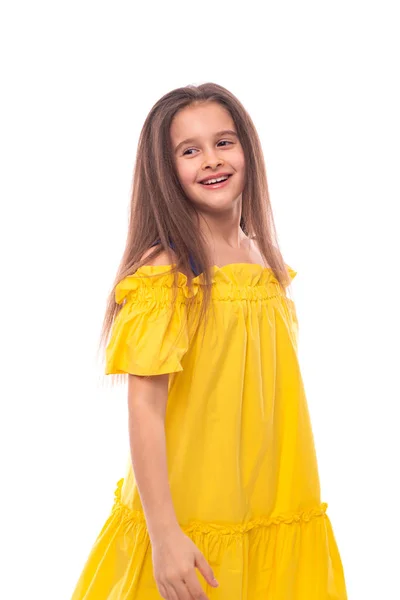 Foto de estudio de una niña sonriente, aislada en blanco — Foto de Stock