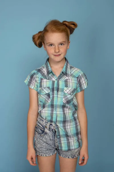 Συναισθηματικό πορτρέτο ενός μικρού αστεία άτακτο κορίτσι με κόκκινα μαλλιά — Φωτογραφία Αρχείου