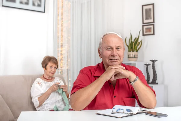 Aufnahme eines älteren Ehepaares zu Hause — Stockfoto