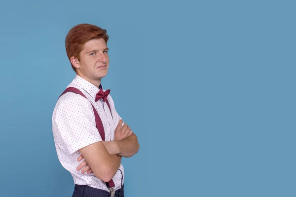 Aufnahme eines rothaarigen jungen Mannes mit einem unzufriedenen Gesicht und — Stockfoto