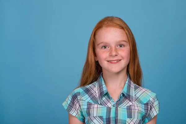 Retrato emocional de um pouco engraçado menina ruiva impertinente novamente — Fotografia de Stock