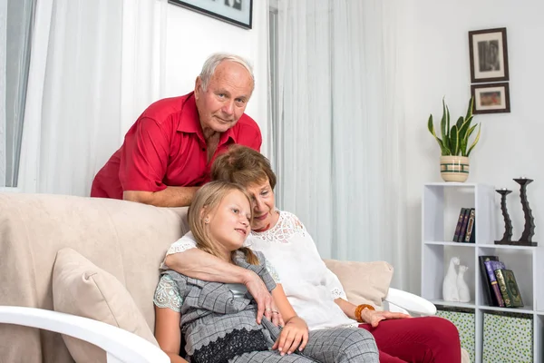 Aufnahme von Großeltern, die Zeit mit ihren Enkeln verbringen — Stockfoto