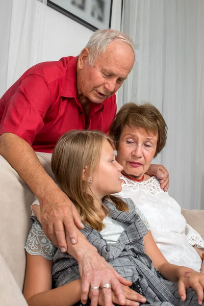 Aufnahme von Großeltern, die Zeit mit ihren Enkeln verbringen — Stockfoto