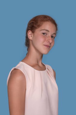 Kızıl saçlı çekici bir kızın stüdyo fotoğrafı.