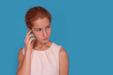 Kızıl saçlı çekici bir kızın stüdyo fotoğrafı.