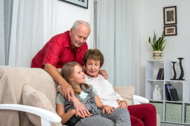 Torunlarıyla vakit geçiren büyükanne ve büyükbabaların fotoğrafı